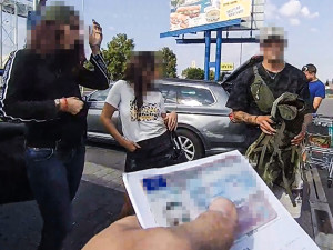 Naprosto bizarní posádka jednoho auta zaměstnala policii třikrát za 26 hodin