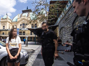 Auto plné problémů. Tři řidiči se zákazem, krádež a tři zásahy policie za 26 hodin