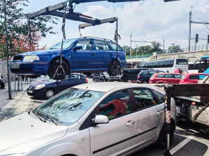 Auto plné problémů. Tři řidiči se zákazem, krádež a tři zásahy policie za 26 hodin