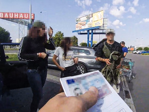 Auto plné problémů. Tři řidiči se zákazem, krádež a tři zásahy policie za 26 hodin