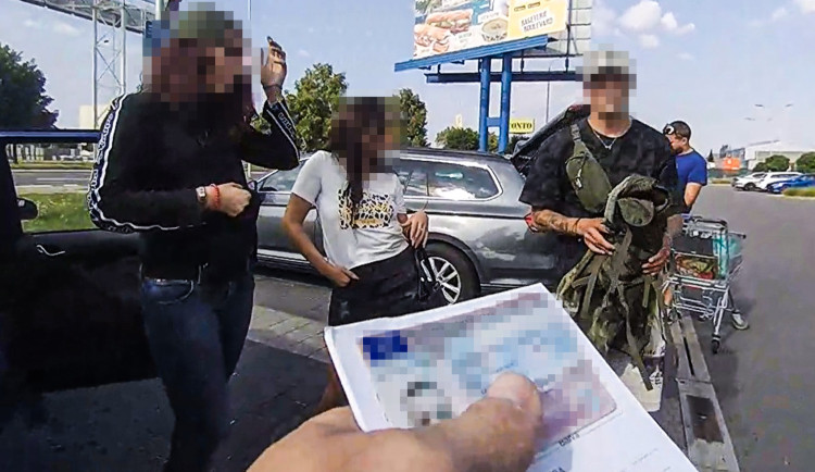 Auto plné problémů. Tři řidiči se zákazem, krádež a tři zásahy policie za 26 hodin