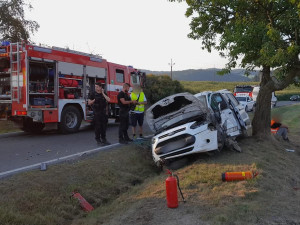 Auto vyletělo ze silnice a narazilo do stromu. Vážné zranění hlavy utrpěl jeden pasažér