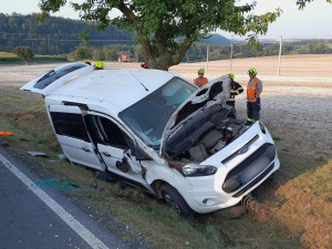 Auto vyletělo ze silnice a narazilo do stromu. Vážné zranění hlavy utrpěl jeden pasažér