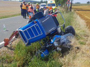Těžce zraněný motorkář zůstal po nehodě zaklíněný pod převrácenou sidecarou
