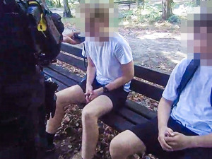 Teenageři to na hřišti přehnali s vínem, před strážníky drmolili výmluvy o jídle