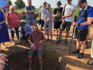 FOTO: Pravěká žena pod Řípem. Plzeňští archeologové odkryli hrob plný vzácností