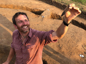 FOTO: Pravěká žena pod Řípem. Plzeňští archeologové odkryli hrob plný vzácností