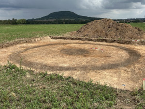 FOTO: Pravěká žena pod Řípem. Plzeňští archeologové odkryli hrob plný vzácností