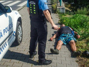 Muž se vyvalil na prudkém slunci u rušné silnice, nadýchal skoro čtyři promile