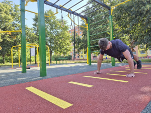 V sídlištním vnitrobloku vzniklo na přání lidí nové workoutové hřiště