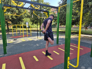 V sídlištním vnitrobloku vzniklo na přání lidí nové workoutové hřiště