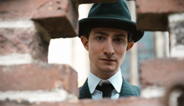 Herec Idan Weiss jako Franz Kafka