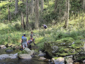 Žena si při túře na Šumavě poranila nohu, záchranáři ji museli přenést přes řeku