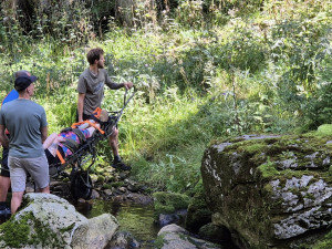 Žena si při túře na Šumavě poranila nohu, záchranáři ji museli přenést přes řeku