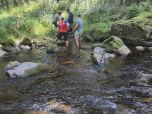 Žena si při túře na Šumavě poranila nohu, záchranáři ji museli přenést přes řeku