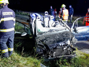 Mercedes narazil do stromu a tři mladí muži se zranili. Jeden bojuje o život