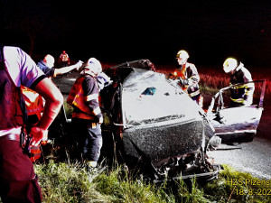 Mercedes narazil do stromu a tři mladí muži se zranili. Jeden bojuje o život