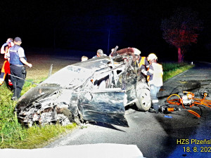 Mercedes narazil do stromu a tři mladí muži se zranili. Jeden bojuje o život