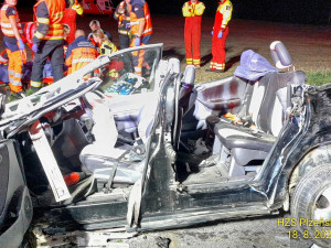 Mercedes narazil do stromu a tři mladí muži se zranili. Jeden bojuje o život