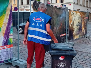 Desítky bezdomovců pomáhají s úklidem a tříděním odpadu během festivalu Na ulici