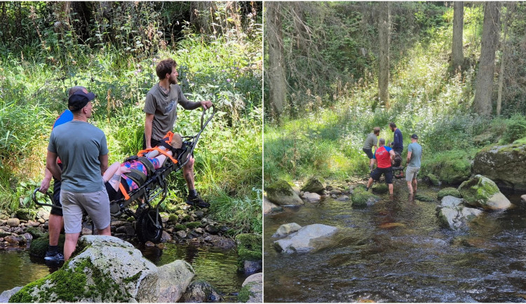 Žena si při túře na Šumavě poranila nohu, záchranáři ji museli přenést přes řeku