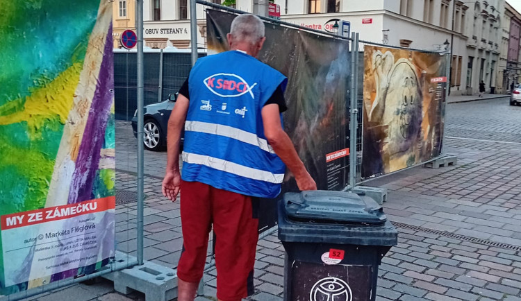 Desítky bezdomovců pomáhají s úklidem a třídění odpadu během festivalu Na ulici