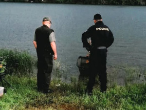 Další velká policejní kontrola rybářů na březích i na hladině přehrady Hracholusky
