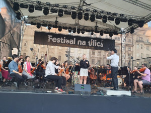 Charitativní jízdy na handbicích během Festivalu na ulici pomohly paliativní péči i kultuře