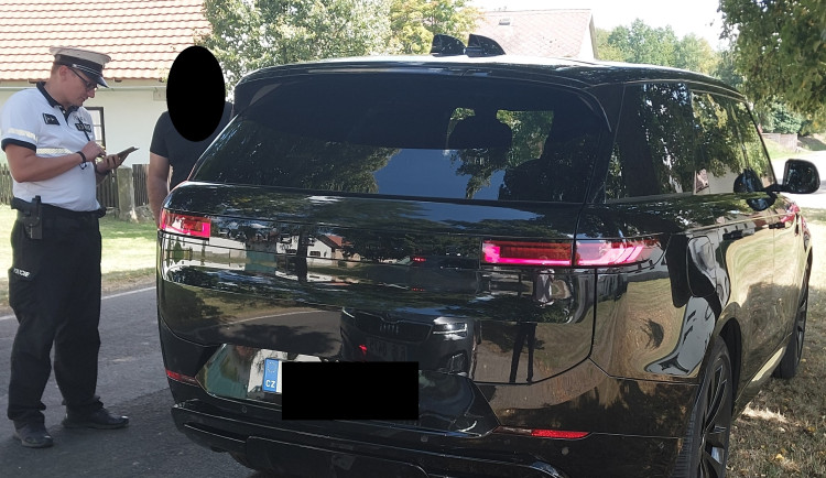 Řidič Roveru projížděl po D1 s modrým majákem. Na policisty byl velmi arogantní