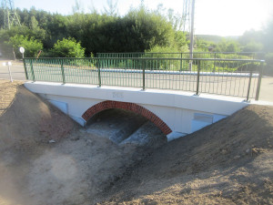 Detail na nenápadném mostku připomíná prvorepublikového výrobce cihel Klotze