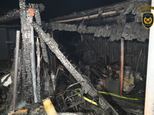 Hasič se popálil při zásahu u požáru přístavby rodinného domu