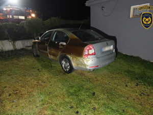 Hasič se popálil při zásahu u požáru přístavby rodinného domu