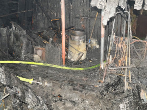 Hasič se popálil při zásahu u požáru přístavby rodinného domu