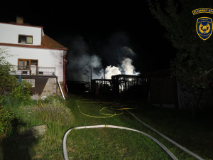 Hasič se popálil při zásahu u požáru přístavby rodinného domu