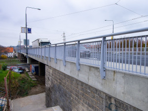 Muž se v centru města zabil skokem z mostu, svědci se ho marně pokoušeli oživit