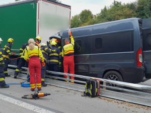 Tragická nehoda kamionu a dodávky ochromila provoz na opravované dálnici D5