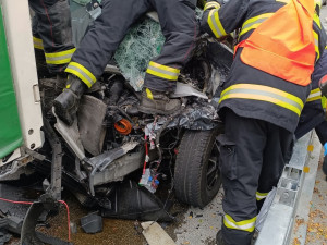 Tragická nehoda kamionu a dodávky ochromila provoz na opravované dálnici D5