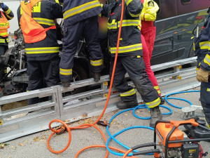 Tragická nehoda kamionu a dodávky ochromila provoz na opravované dálnici D5