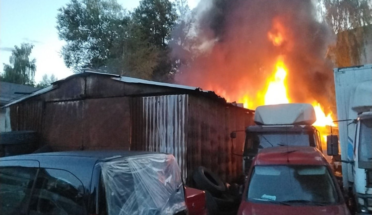Hoří teplárna, obávali se Liberečtí. Šlo ale o požár náklaďáku a vraků v Košické