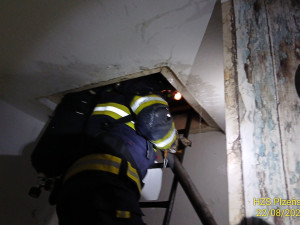 Při požáru bytovky se zranili dva hasiči a obyvatel domu, škoda je přes milion