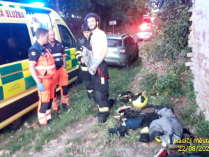 Při požáru bytovky se zranili dva hasiči a obyvatel domu, škoda je přes milion