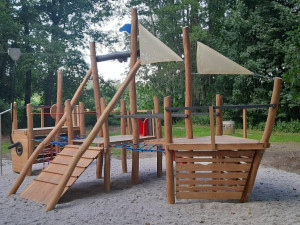 Děti v Tachově mohou dovádět na lodi s lanovkou, hřiště vymysleli sami občané
