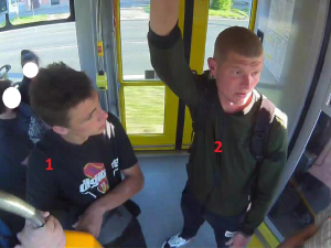 Žena přišla v tramvaji o drahý mobil, policie by chtěla mluvit se čtveřicí mužů