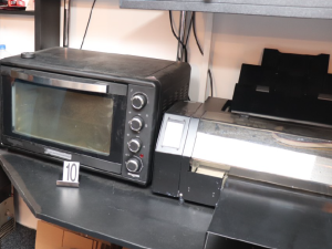 Policie obvinila muže z Plzeňska. Na internetu prodával tisíce padělků