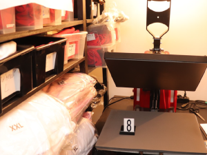 Policie obvinila muže z Plzeňska. Na internetu prodával tisíce padělků