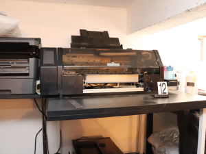 Policie obvinila muže z Plzeňska. Na internetu prodával tisíce padělků