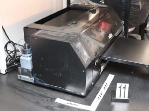 Policie obvinila muže z Plzeňska. Na internetu prodával tisíce padělků