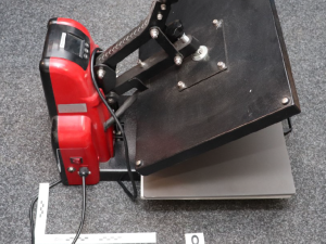 Policie obvinila muže z Plzeňska. Na internetu prodával tisíce padělků