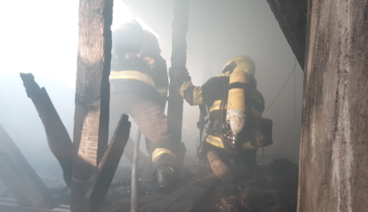 Při požáru bytovky se zranili dva hasiči a obyvatel domu, škoda je přes milion
