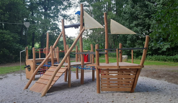 Děti v Tachově mohou dovádět na lodi s lanovkou, projekt vybrali sami občané